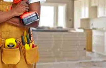 Profesional de Masmoebel instalando una cocina a medida en Huelva